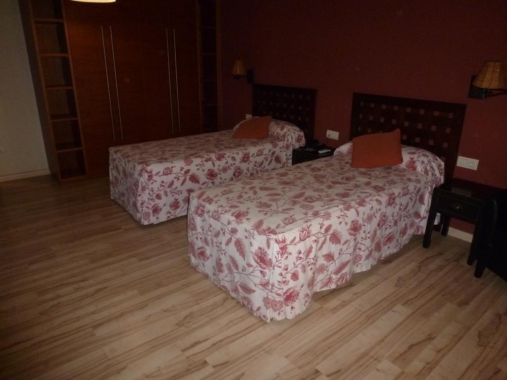 Hotel H Con Encanto Binéfar Chambre photo